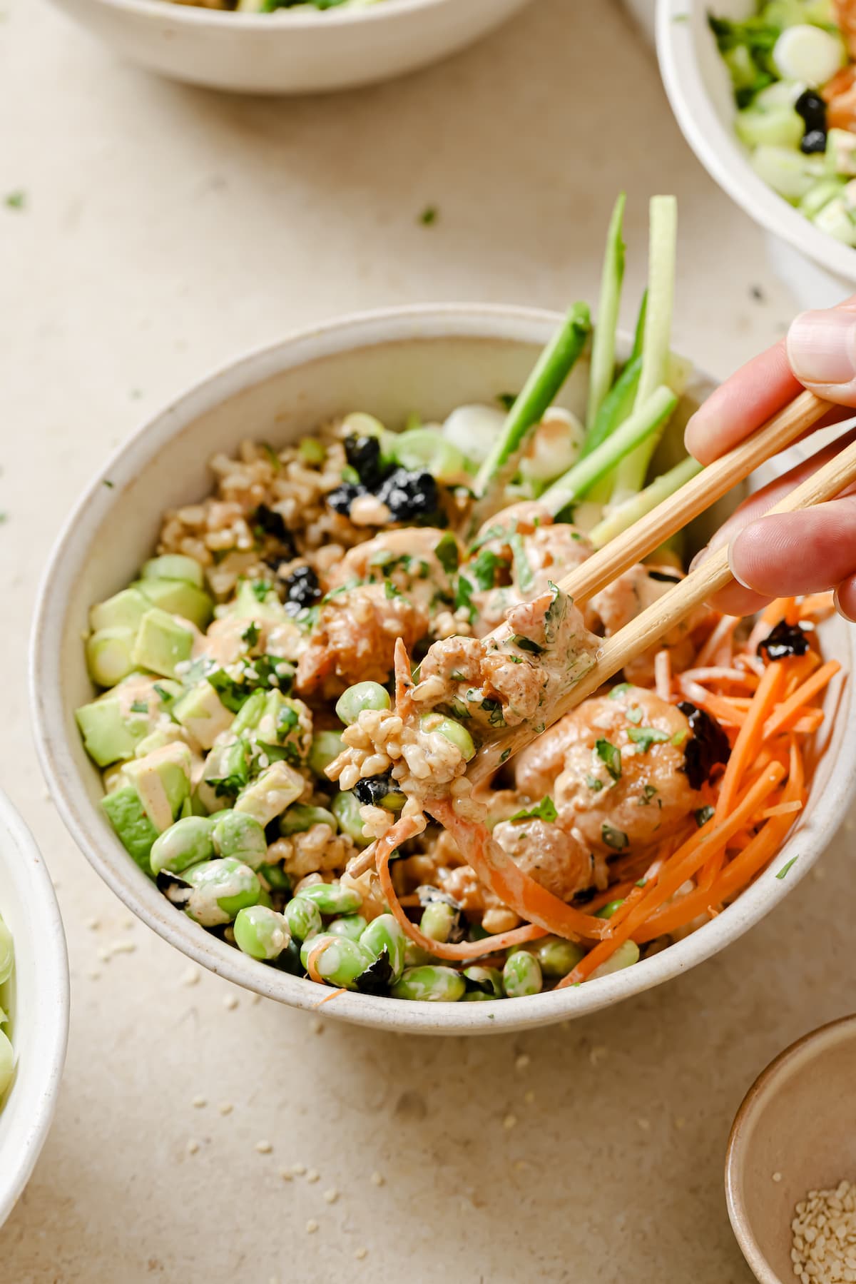 Eating shrimp rice bowls with chopsticks.