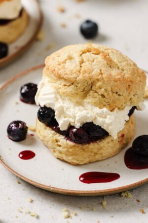 Flaky shortbread biscuits with blueberries and whipped cream.