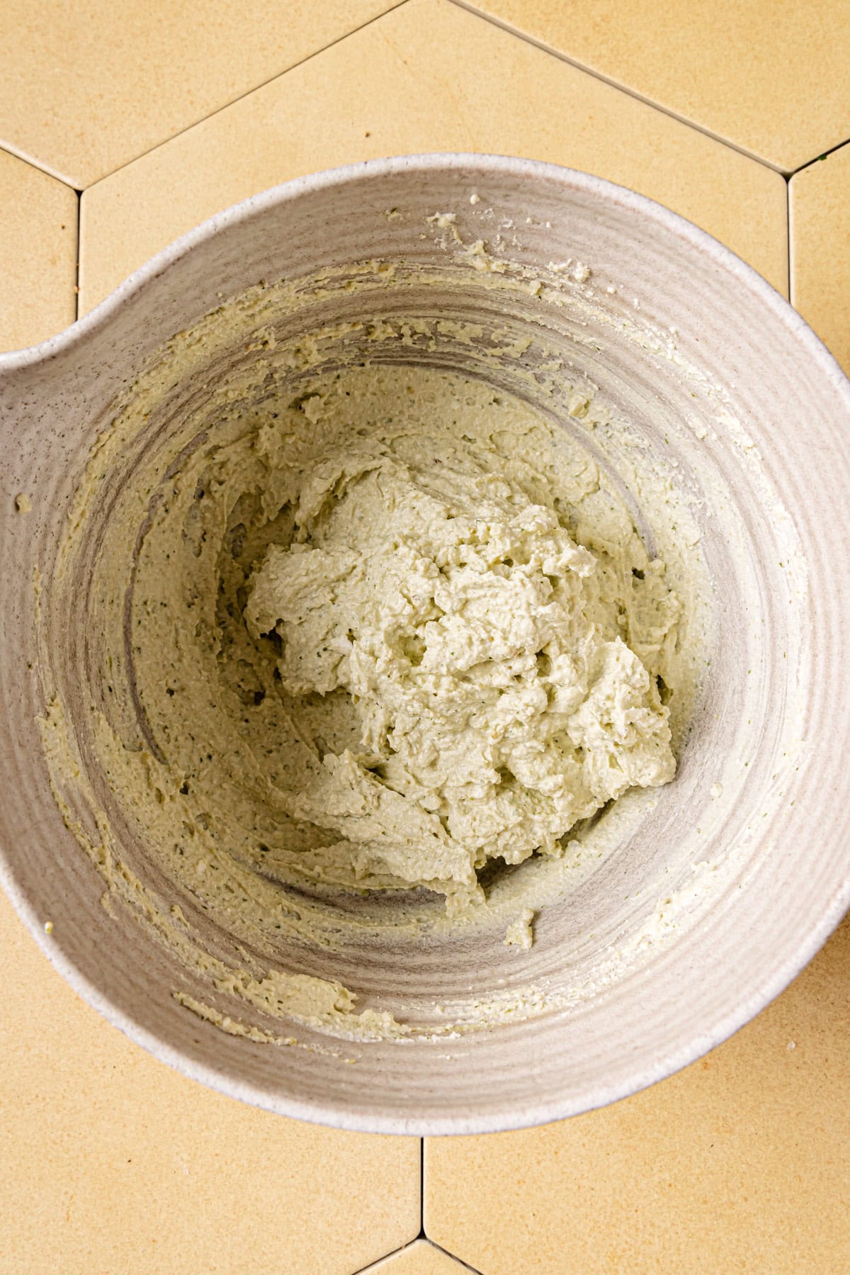 Mix ricotta with pesto and olive oil in a large bowl.